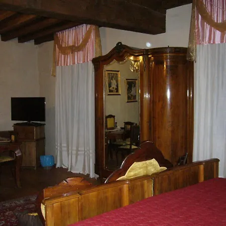 Castello Malaspina Di Gambaro Oda ve Kahvaltı