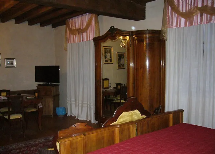 Castello Malaspina Di Gambaro Bed & Breakfast